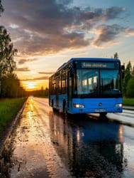 большой синий автобус едет по дороге